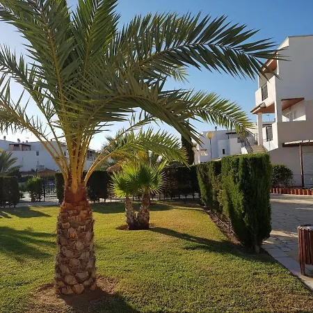 Casa Baja Naturista Con Palmeras Y Patio! Vera